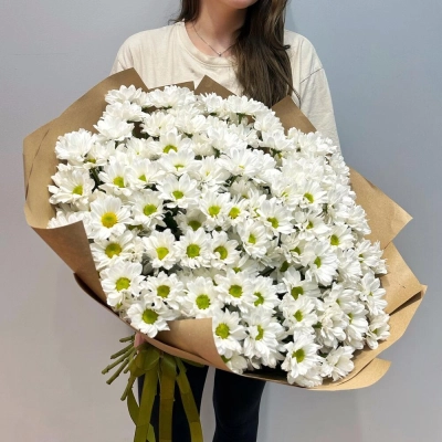 Букет «21 ромашка» – нежные белые кустовые хризантемы в натуральном стиле Красноярск Красноярский край