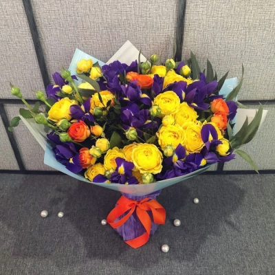 Роскошный букет из синих ирисов и кустовых роз с зеленью – гармония контрастов Красноярск Красноярский край
