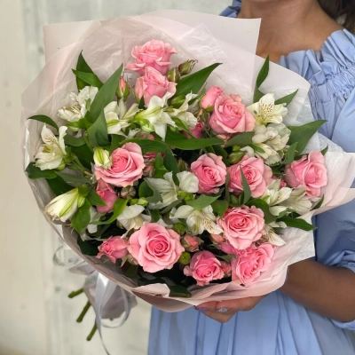 Букет «Розовый фламинго» – нежность розовых кустовых роз и белых альстромерий Красноярск Красноярский край