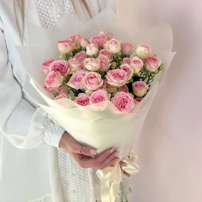Букет «Нежный аромат» – пышные розовые кустовые розы в элегантной упаковке Красноярск Красноярский край