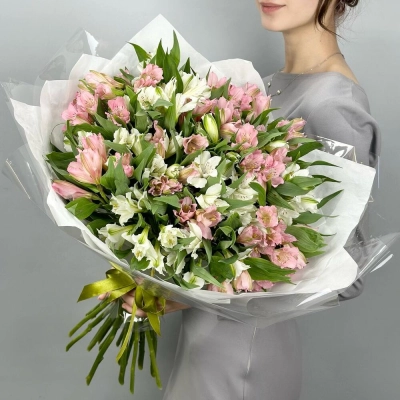 Букет «Гармония» – нежное сочетание белых и розовых альстромерий Красноярск Красноярский край
