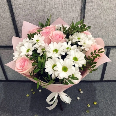 Букет из розовых роз и белых хризантем – элегантность в каждой детали Красноярск Красноярский край