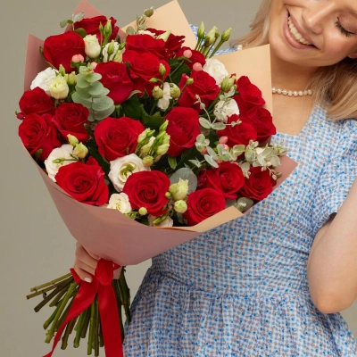 Роскошный букет для любимой женщины – 21 эквадорская роза и эустома Красноярск Красноярский край