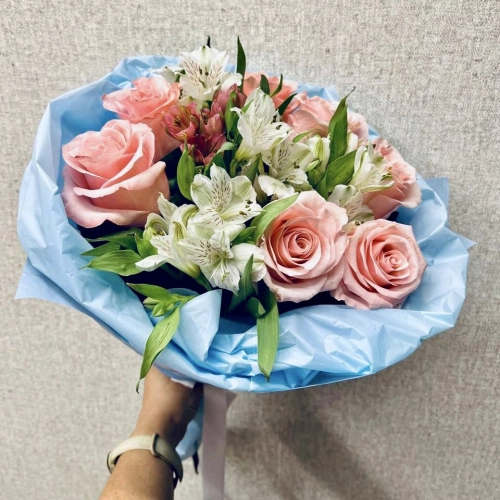 Букет «Фреш» – нежность розовых роз и белых альстромерий Красноярск Красноярский край