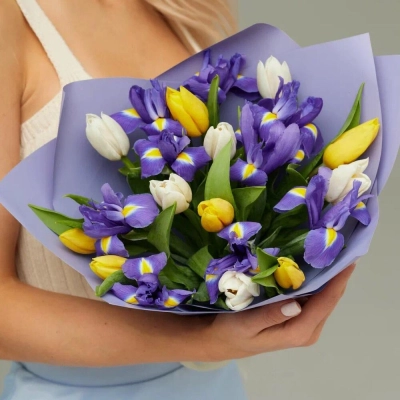 Букет из ирисов и тюльпанов «Весна» Красноярск Красноярский край
