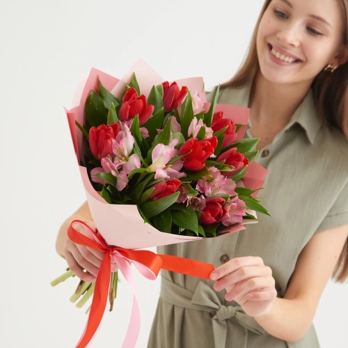 Букет «Первый поцелуй» красных тюльпанов и розовых альстромерий Красноярск Красноярский край