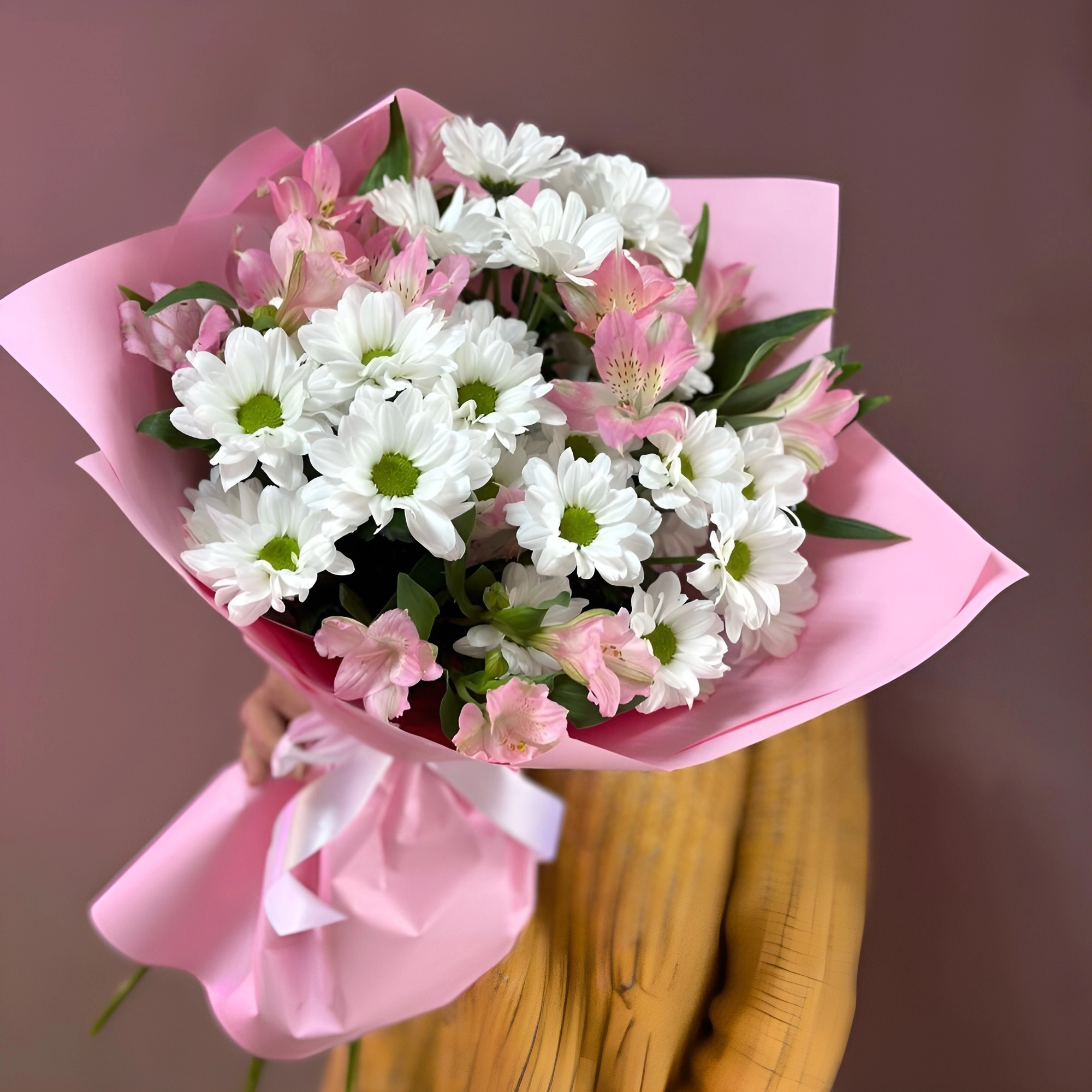 Букет «Поцелуй бабочки» нежность белых хризантем и розовых альстромерий Красноярск Красноярский край
