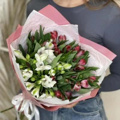 Букет «Люблю»– страсть и чистота в красно-белых альстромериях Красноярск Красноярский край
