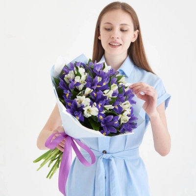 Букет «Вечернее дыхание»  – загадочная гармония синих ирисов и белых альстромерий Красноярск Красноярский край