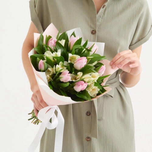 Букет «Первое свидание» розовых тюльпанов и белых альстромерий Красноярск Красноярский край