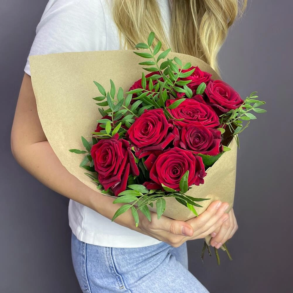 Букет из 9 красных роз с фисташкой – гармония страсти и свежести Красноярск Красноярский край