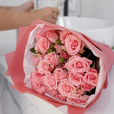 Букет из 9 розовых кустовых роз – нежность в каждом лепестке Красноярск Красноярский край