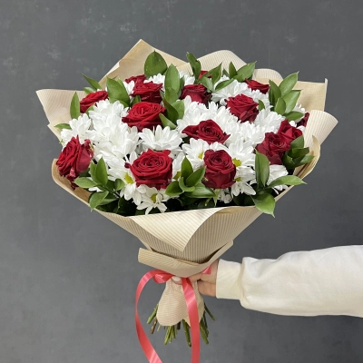 Букет «Романтика» — гармония красных роз и белоснежных хризантем Красноярск Красноярский край