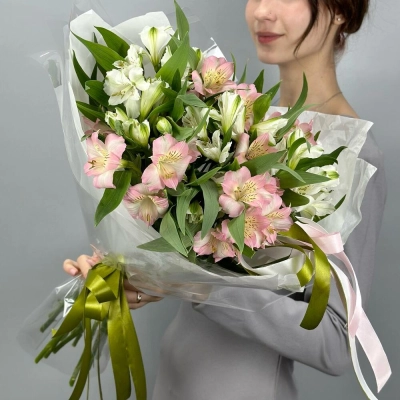 Букет «Нежность» – трогательное сочетание белых и розовых альстромерий Красноярск Красноярский край