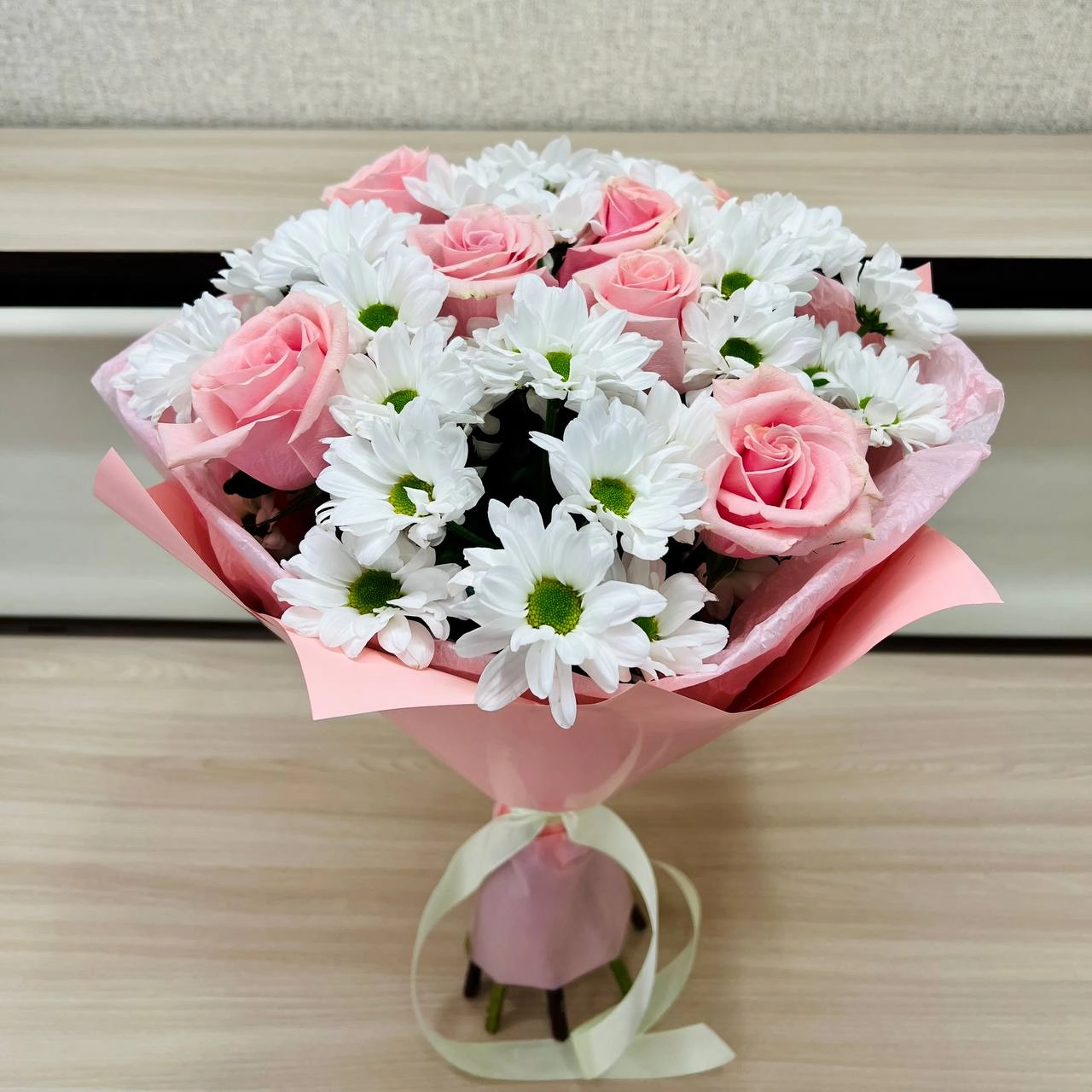 Букет «Ягодное Рафаэлло» – нежность розовых роз и белых хризантем Красноярск Красноярский край